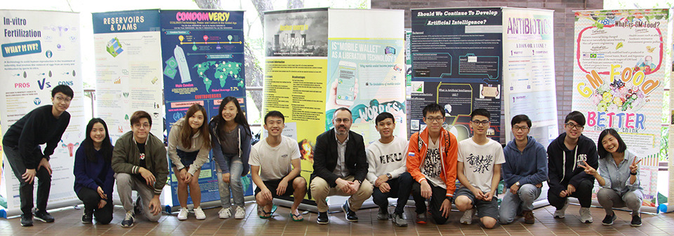 Class of 2018 of “Technology, Power, and Culture in the Global Age,” showing off their project posters on HKU campus