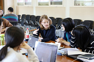 Prof. Dagmar Schäfer in discussion with trainees