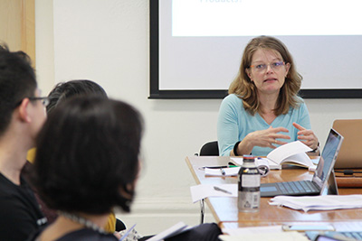 Prof. Dagmar Schäfer with students in discussion