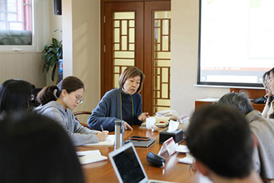 Prof. Dorothy Ko in discussion with trainees